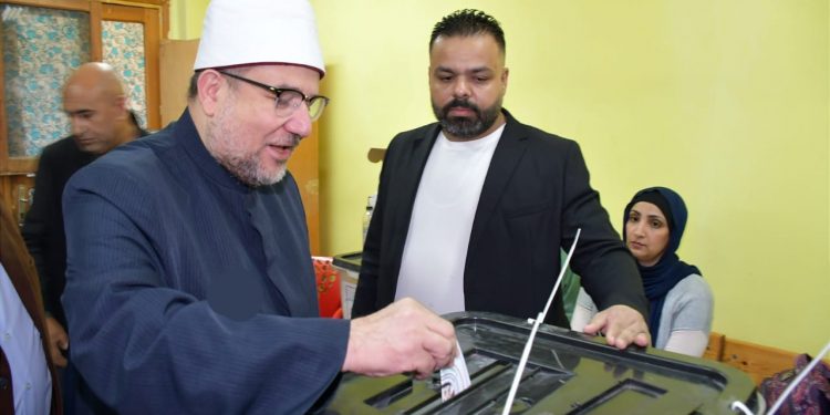 وزير الأوقاف يدلي بصوته في الانتخابات الرئاسية