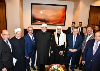 الأمين العام لرابطة العالم الإسلامي يمنح وسام الرابطة من درجة كبار القيادات الدينية لوزير الأوقاف د. محمد مختار جمعة