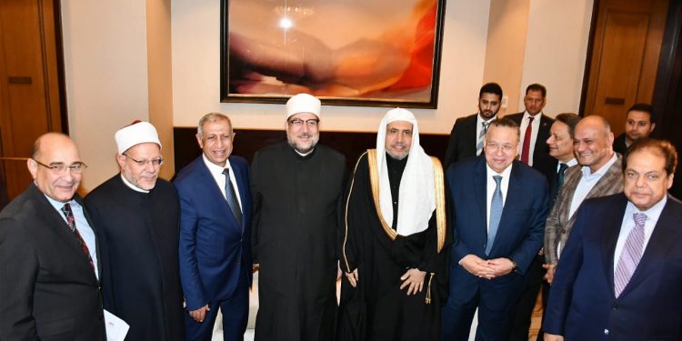 الأمين العام لرابطة العالم الإسلامي يمنح وسام الرابطة من درجة كبار القيادات الدينية لوزير الأوقاف د. محمد مختار جمعة