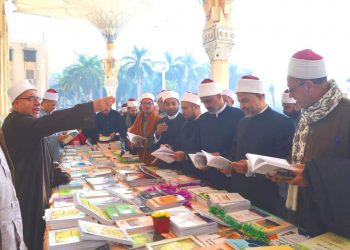 معرض الكتاب بساحة مسجد الإمام الحسين (رضي الله عنه) بالقاهرة يشهد إقبالًا كبيرًا