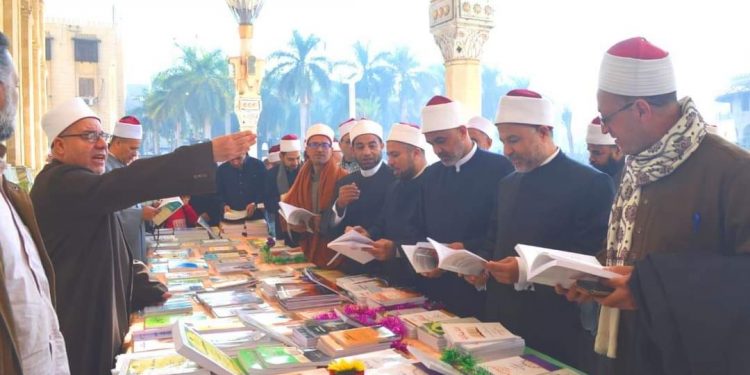 معرض الكتاب بساحة مسجد الإمام الحسين (رضي الله عنه) بالقاهرة يشهد إقبالًا كبيرًا