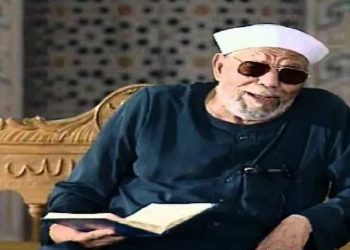 “الوزير” يراجع القرآن على يد عامل المسجد الأحمدى بطنطا!