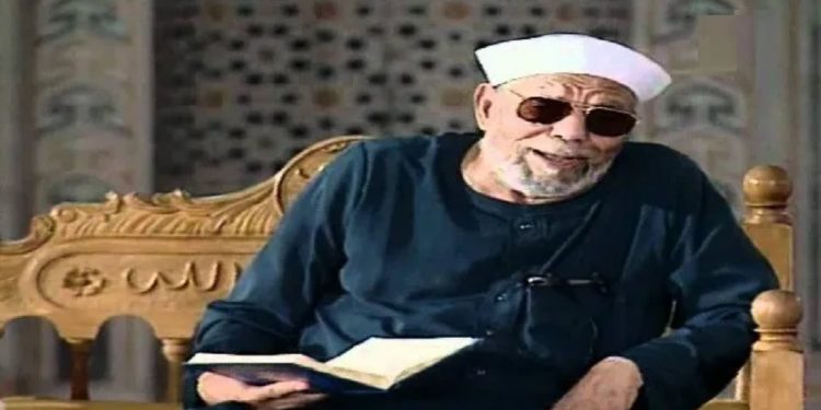 “الوزير” يراجع القرآن على يد عامل المسجد الأحمدى بطنطا!