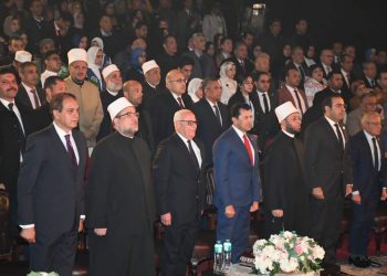 أهل القرآن هم أهل الله وخاصته وفي كرامتهم كل من يخدم القرآن