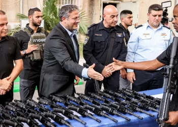 إسرائيل تسلِّح مستوطنيها لحصار المسجد الأقصى!