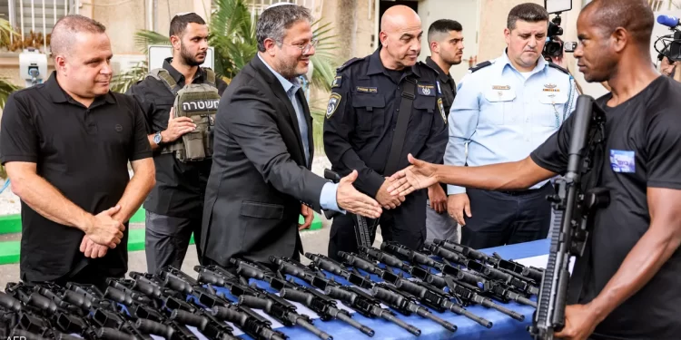 إسرائيل تسلِّح مستوطنيها لحصار المسجد الأقصى!