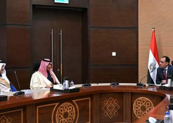 رئيس الوزراء يلتقى وزير الإعلام السعودي لتوحيد الرؤى بما يخدم مصالح البلدين