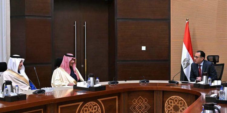 رئيس الوزراء يلتقى وزير الإعلام السعودي لتوحيد الرؤى بما يخدم مصالح البلدين