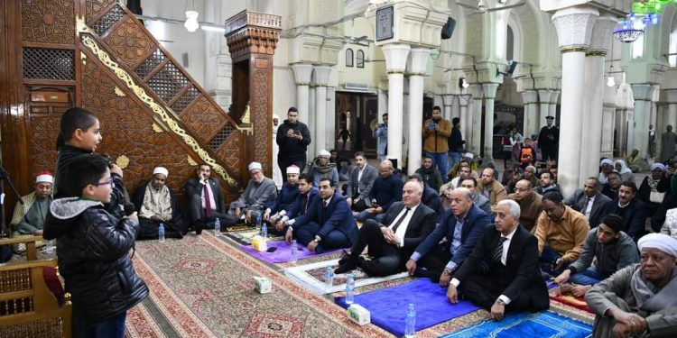 محافظ قنا يكرم الأطفال المتميزين المشاركين بمبادرة “حصن طفلك بالقرآن”