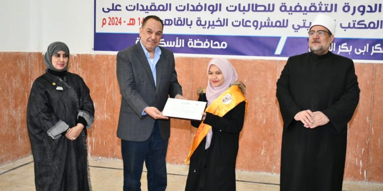 وزير الأوقاف وسفير الكويت يكرمان الطالبات الوافدات بالمعسكر التثقيفي