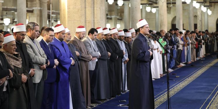 الجامع الأزهر يقيم التراويح الأولى لرمضان.. وسط إقبال كبير