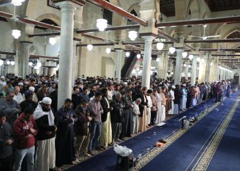 آلاف المصلين من جنسيات مختلفة يؤدون العشاء والتراويح بالأزهر