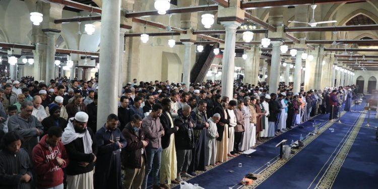 آلاف المصلين من جنسيات مختلفة يؤدون العشاء والتراويح بالأزهر