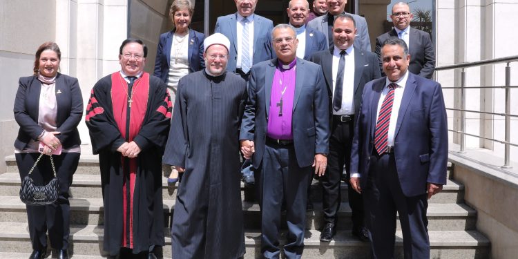 رئيس الإنجيلية يهنئ المفتي بقرب حلول عيد الفطر