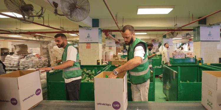 نادي بيراميدز يشارك “بنك الطعام” تعبئة كراتين رمضان لدعم الأسر الأكثر احتياجاً