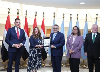 محافظ البحر الأحمر يبحث مع السفيرة الأمريكية فرص الاستثمار السياحي والتنموي