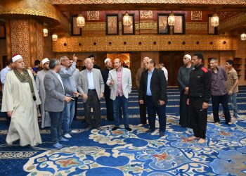 محافظ جنوب سيناء يتابع أعمال تطوير مسجد الصحابة بالسوق القديم بشرم الشيخ