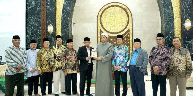 10 جامعات ومؤسسات إندونيسية تكرم الدكتور أحمد سليمان تقديرًا لجهوده في خدمة الإسلام