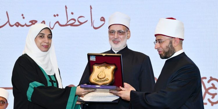وزير الأوقاف يكرم الواعظة “تقوى مجدى” بأوقاف الإسماعيلية