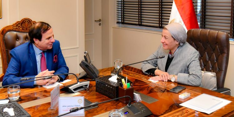 الأمين العام لرابطة الجامعات الإسلامية يبحث سبل التعاون مع وزيرة البيئة 