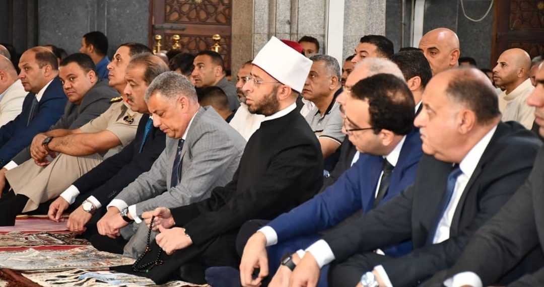 وزير الأوقاف ومحافظ الإسماعيلية يؤديان صلاة الجمعة بمسجد الشهداء