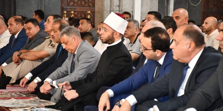 وزير الأوقاف ومحافظ الإسماعيلية يؤديان صلاة الجمعة بمسجد الشهداء