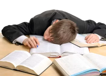 السهر والمذاكرة: بين الإنجاز والتأثيرات السلبية