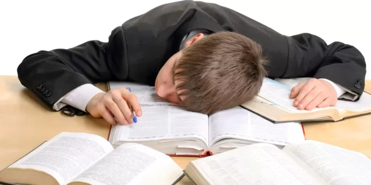 السهر والمذاكرة: بين الإنجاز والتأثيرات السلبية