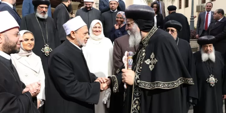 القيادات الإسلامية فى الكاتدرائية.. لتهنئة إخوانهم المسيحيين