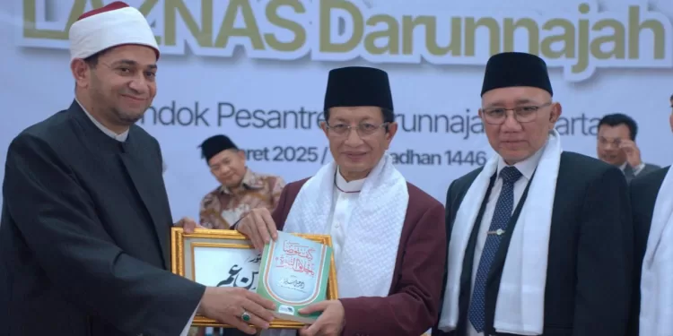 إندونيسيا تكرم العالم الأزهري أحمد علي سليمان تقديرًا لجهوده في خدمة الإسلام