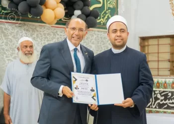 السفير المصرى ومستشار رئيس موزمبيق يكرمان إمام مسجد الشافعي