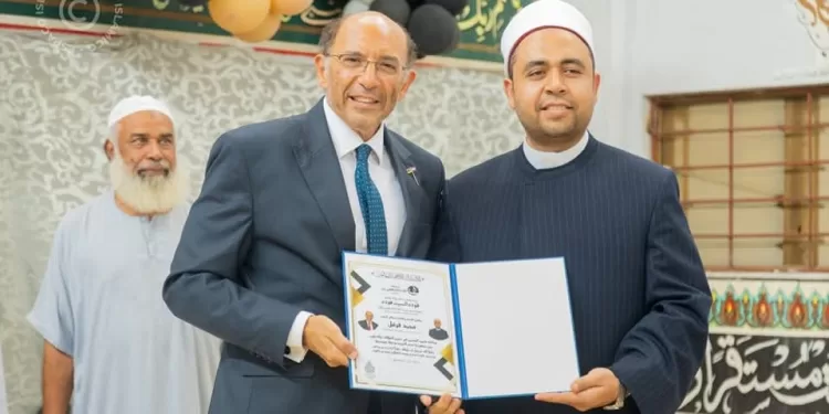 السفير المصرى ومستشار رئيس موزمبيق يكرمان إمام مسجد الشافعي