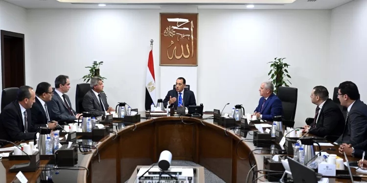 رئيس الوزراء يتابع تنفيذ توجيهات الرئيس بوضع خارطة طريق تطوير منظومة الإعلام