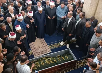 شيخ الأزهر الشريف يشهد صلاة الجنازة على الدكتور أحمد عمر هاشم