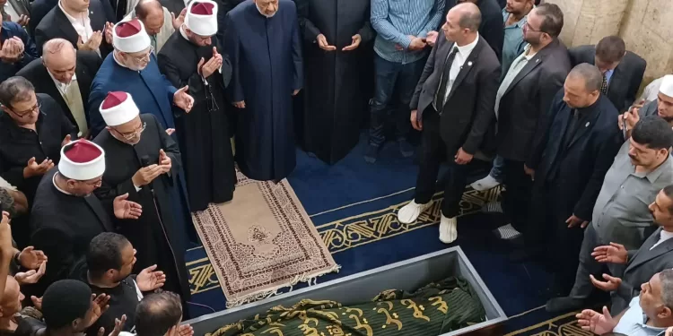 شيخ الأزهر الشريف يشهد صلاة الجنازة على الدكتور أحمد عمر هاشم