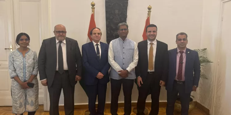 سفير الهند بالقاهرة يبحث التعاون مع الأمين العام لرابطة الجامعات الإسلامية