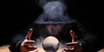 “التنجيم”.. وَهْمٌ يهدّد العقيدة ويغزو عقول البسطاء