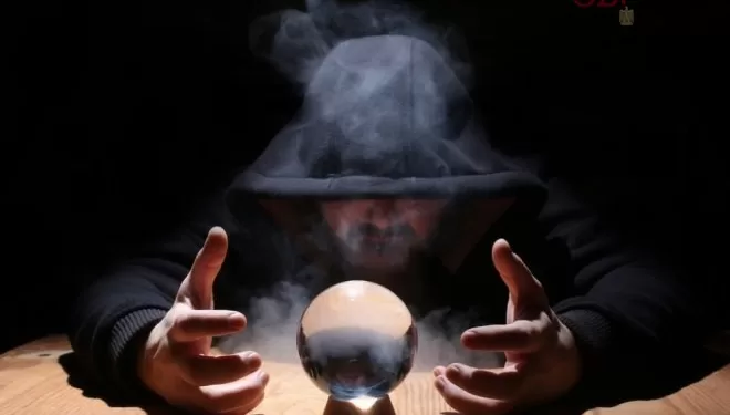 “التنجيم”.. وَهْمٌ يهدّد العقيدة ويغزو عقول البسطاء