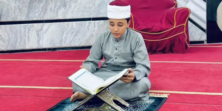 “أحمد أشرف” 13 عاماً.. موهبة أزهرية في حفظ القرآن الكريم وفصاحة الخُطبة