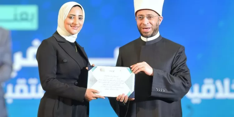 وزير الأوقاف يكرم الصحفية بجريدة عقيدتي