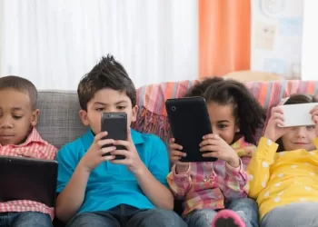 الشاشات الإلكترونية.. تنتهك براءة الأطفال