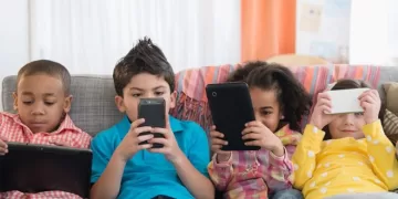 الشاشات الإلكترونية.. تنتهك براءة الأطفال