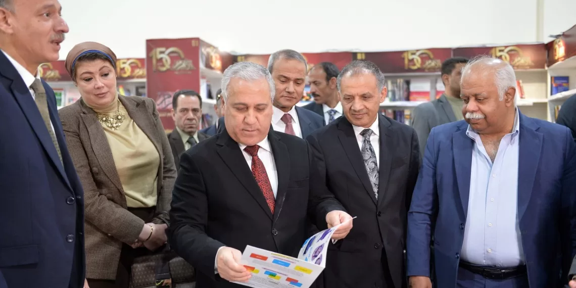 جولة موسعة لرئيس «الوطنية للصحافة» بأجنحة المؤسسات القومية في معرض الكتاب