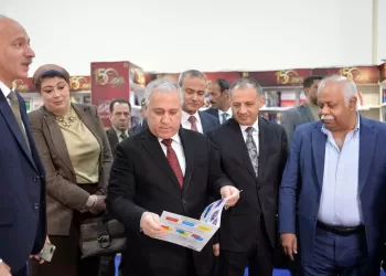 جولة موسعة لرئيس «الوطنية للصحافة» بأجنحة المؤسسات القومية في معرض الكتاب