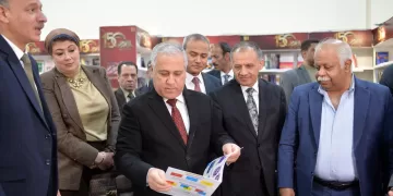 جولة موسعة لرئيس «الوطنية للصحافة» بأجنحة المؤسسات القومية في معرض الكتاب