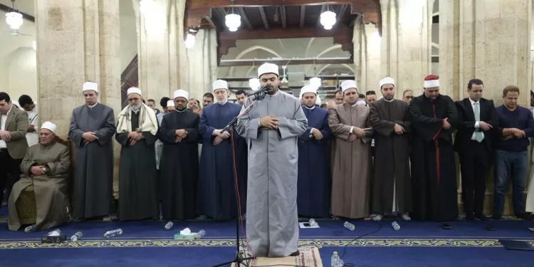 محمد عبدالنبي جادو يؤم المصلين في الجامع الأزهر