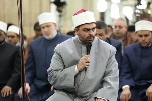 محمد عبدالنبي جادو يؤم المصلين في الجامع الأزهر