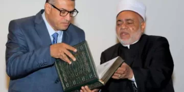 شيخ الأزهر يهدي محافظ قنا مصحفًا بماء الذهب