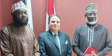 الأمين العام لرابطة الجامعات الإسلامية يستقبل وفدًا من جامعة الحكمة في جامبيا