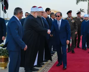 كبار المسئولين والقادة يستقبلون الرئيس فى مسجد المشير